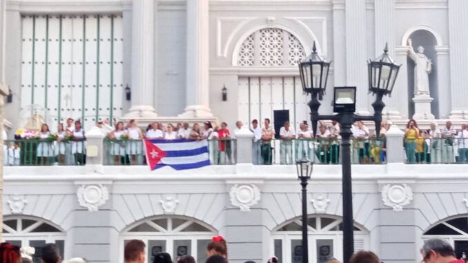 Cuba se echó a la calle con la esperanza de que la Virgen de la Caridad les redimiera de las carencias que viven